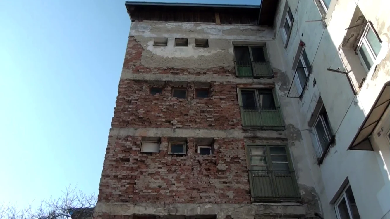 Blocul din Suceava care stă să cadă FOTO Alina Iosif