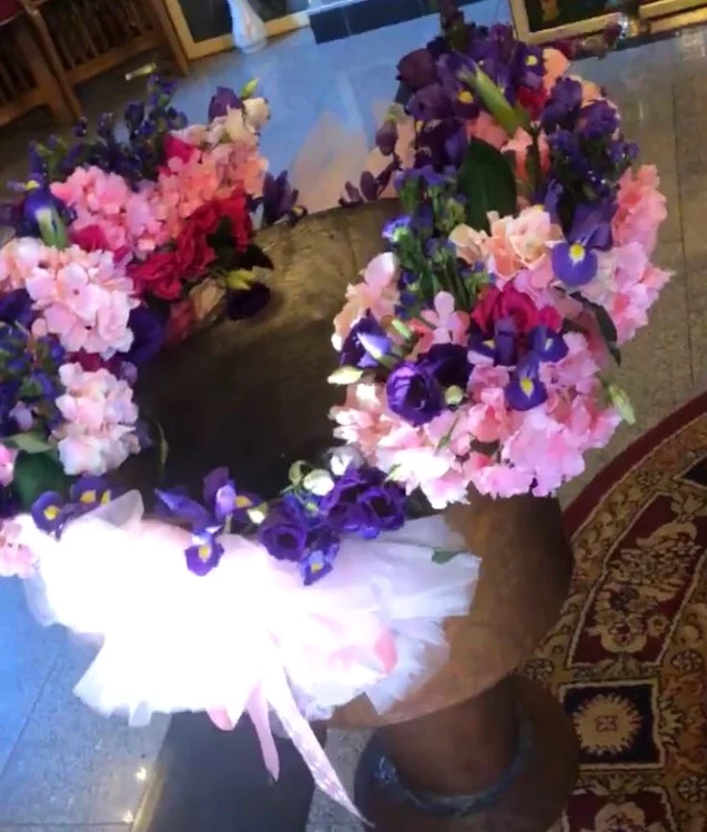 Gabriela Cristea a ales să pună iriși pe masa din biserică, simbolizând numele mezinei familiei lor