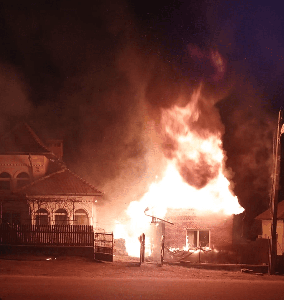 Doi bătrâni, de 80 și 85 de ani, scoși din casa care le-a luat foc de doi polițiști aflați în patrulare