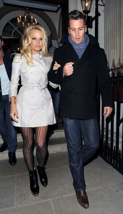pamela anderson manga,pamela anderson beata,pamela anderson alcool,pamela anderson club londra