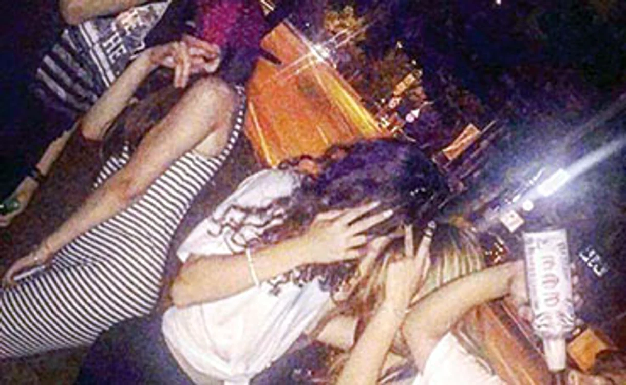 Prietenii fetei stropesc distracţiile cu alcool