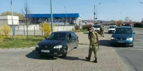 militari in strada