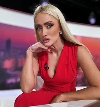 Iuliana Pepene prezintă Știrile matinale la Antena 1 foto: Instagram 