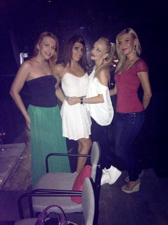 Denisa Botcari, înconjurată de femei la fel de frumoase