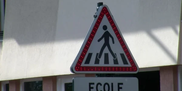 Indicator rutier Franta - scoala FOTO footage.framepool.com