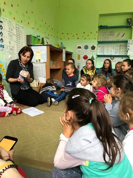 Educatoarea își fascinează elevii prin lucrurile noi pe care le învață FOTO arhiva personală