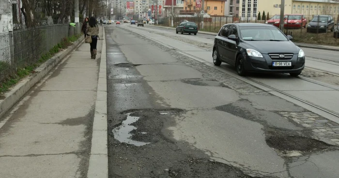 În Bucureşti, gropile sunt o reală problemă pentru şoferi FOTO Arhivă