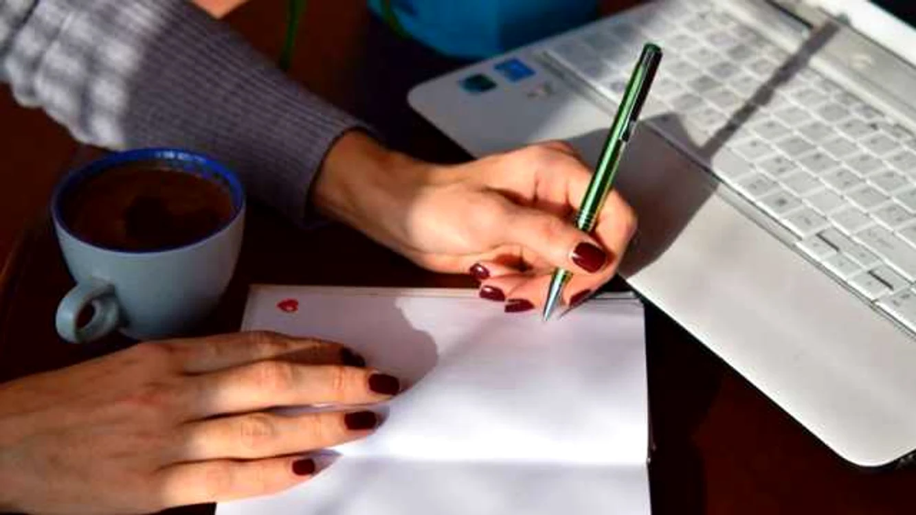 Tendinţa de a prinde lucruri sau de a scrie cu o mână sau alta se dezvoltă din etapa intrauterină FOTO Shutterstock