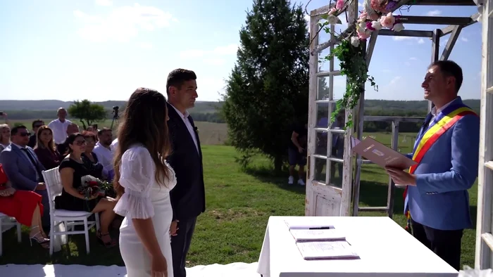 Cununia civilă a liderului AUR George Simion și a Ilincăi, la Măciuca, Vâlcea Foto captură video