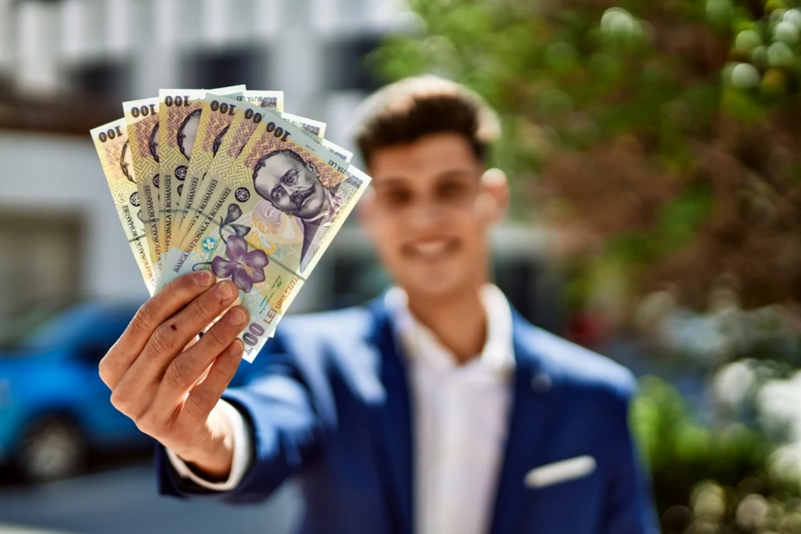 Când primesc elevii 500 de lei și cum pot fi folosiți banii.