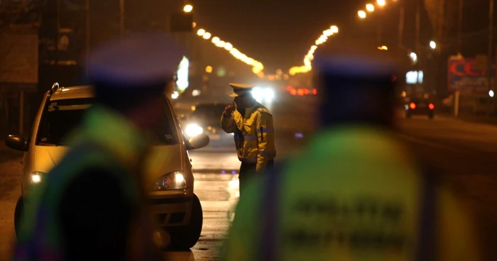 Şoferul a fost oprit abia după ce poliţiştii au tras 15 focuri în aer şi în pneurile maşinii. FOTO Adevărul