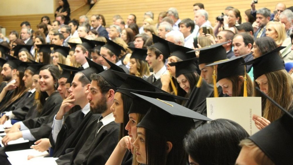 Tăiere masivă a burselor studențești. Viitorii dascăli pierd 1.500 lei, bursele de excelență eliminate. Educația, victima reformei bugetare 