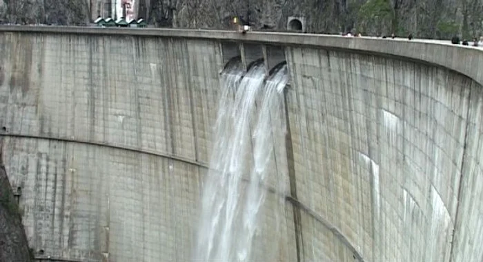 Scăderea nivelului lacului Vidraru a agravat problemele. FOTO Raluca Nicula