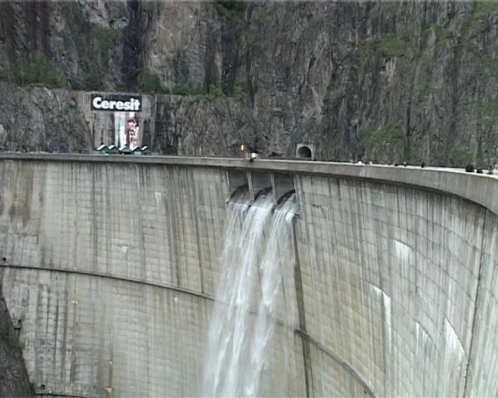 Raport alarmant privind apa din Curtea de Argeș. Bazinele nu au mai fost curățate de 20 de ani