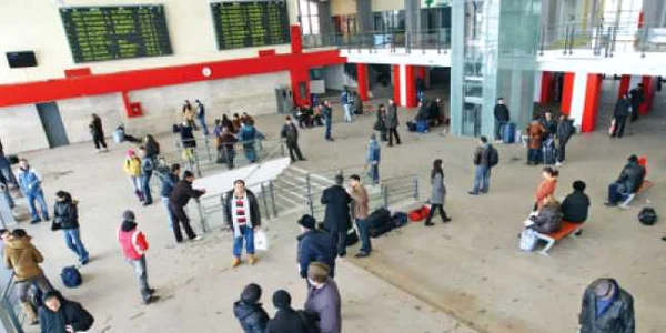 Călătorii din Gara Craiova aşteaptă în picioare sosirea trenurilor