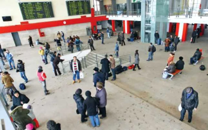 Călătorii din Gara Craiova aşteaptă în picioare sosirea trenurilor