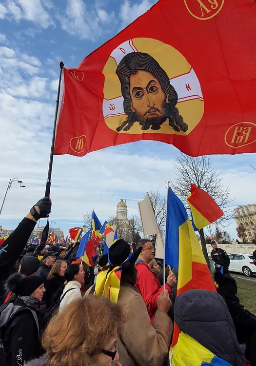 Drapelul folosit la protestul AUR. FOTO X George Simion
