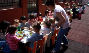 Tripleţii Nicoletei Luciu au ieşit la grătar  (Foto: Agenţia de Presă Mondenă) jpeg