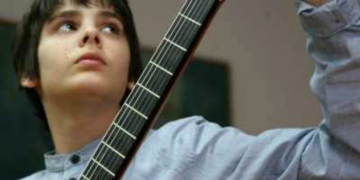 La doar 14 ani, chitaristul clujean Sergiu Hudrea s-a calificat în finala Guitar Foundation of America International Youth Competition, unul dintre cele mai importante concursuri de chitară din lume FOTO ziare.com