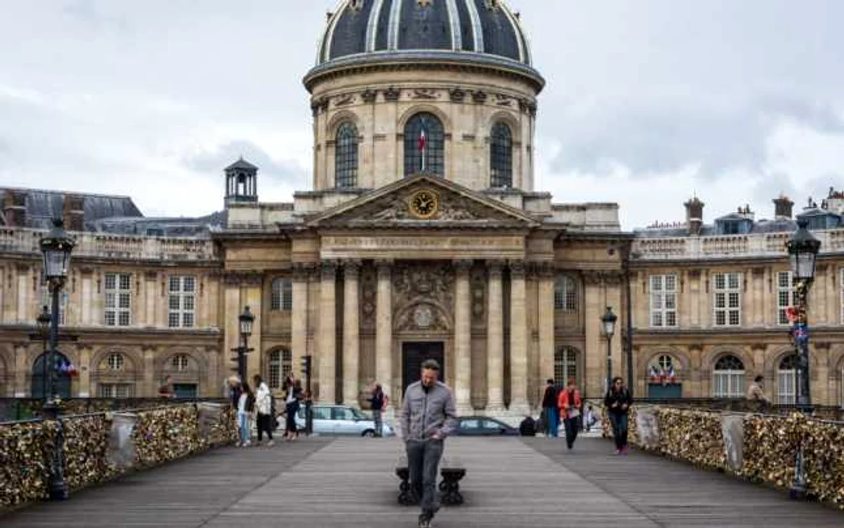 Pont des Arts, între cele două balustrade ale iubirilor posibil veşnice. FOTO Răzvan Băltăreţu/Adevărul
