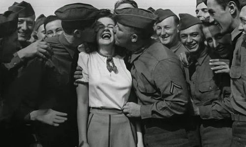 Marilyn Hare: actrița care a sărutat 10 000 de soldați în Al Doilea Război Mondial jpeg