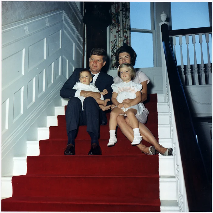 Soții John F. și Jackie Kennedy cu copiii la Casa Albă în anii 60 Foto Wikimedia Commons