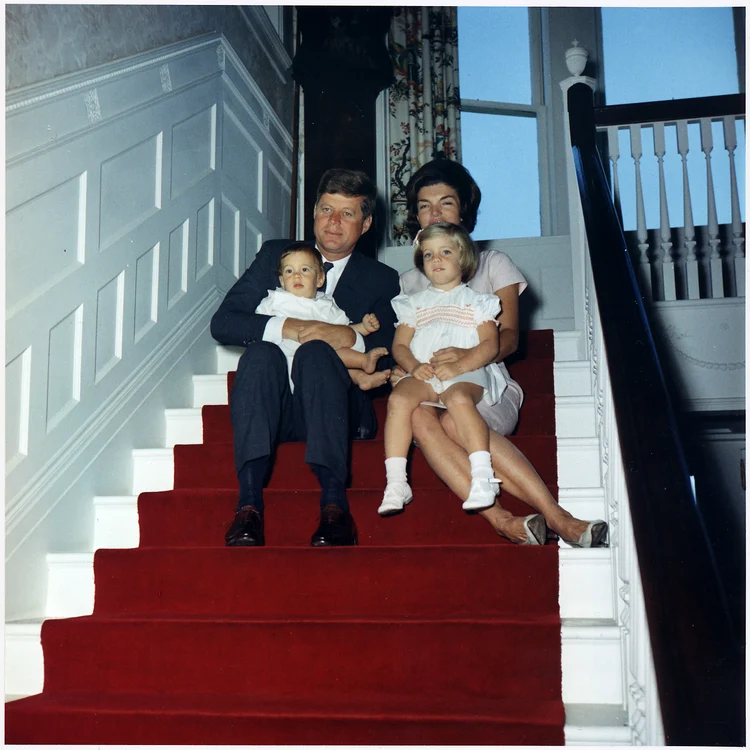 Soții John F. și Jackie Kennedy cu copiii la Casa Albă în anii 60 Foto Wikimedia Commons