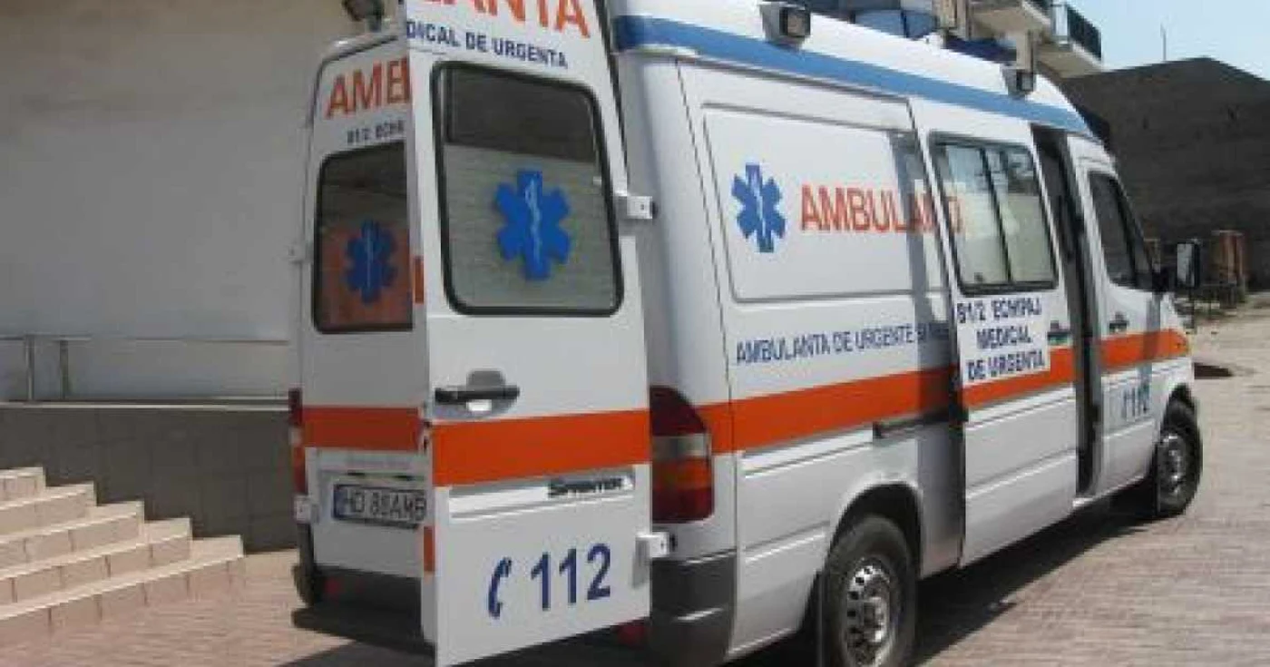 Copila a fost transportată de urgenţă la spital.