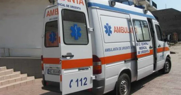 Copila a fost transportată de urgenţă la spital.
