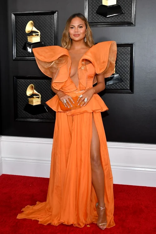 Chrissy Teigen, o apariție îndrăzneață la Premiile Grammy 2020