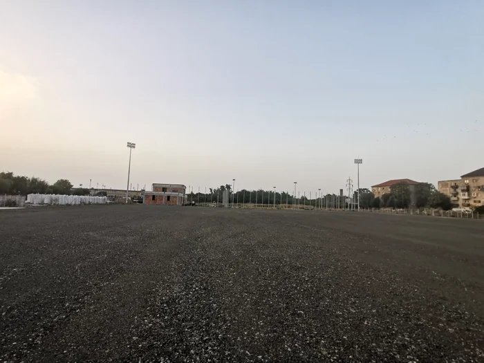 Terenul de fotbal așteaptă doar covorul de iarbă artificială FOTO Ștefan Both