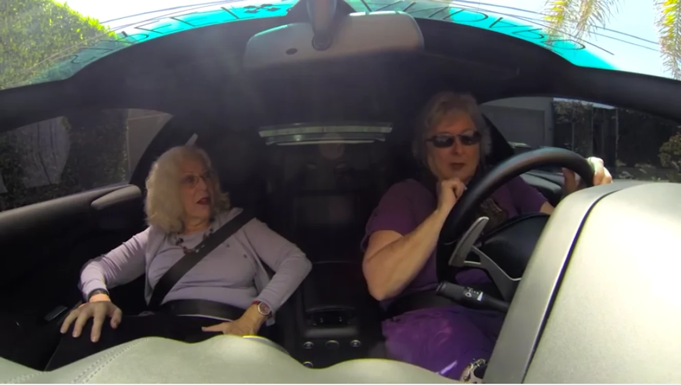 Cele două bunici s-au distrat copios la volanul unui LamborghiniFoto Youtube