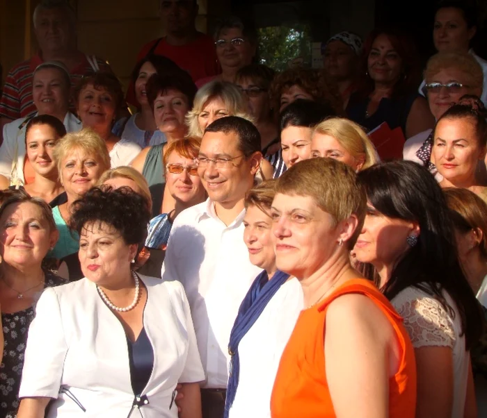 Femeile din PSD împreună cu Victor Ponta Foto Arhivă