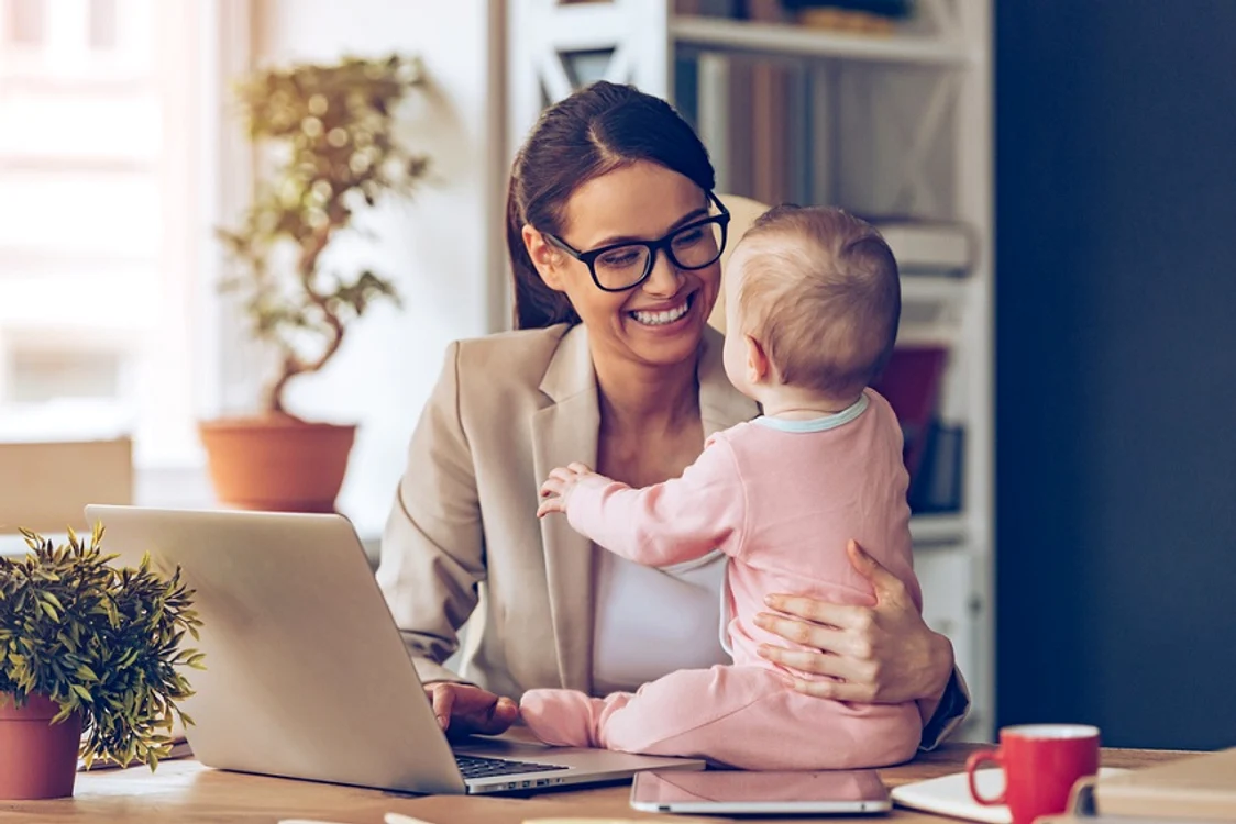 Mamele care revin la serviciu mai devreme vor primi câte 1.500 de lei în fiecare lună