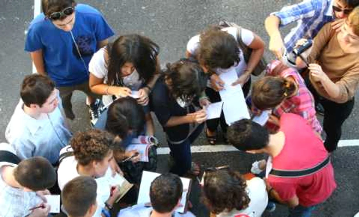 Elevii s-au bulucit să-și noteze orarul Foto: Marian Iliescu