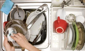 vase chiuveta spuma bucatarie spalat shutterstock 25497469 jpeg