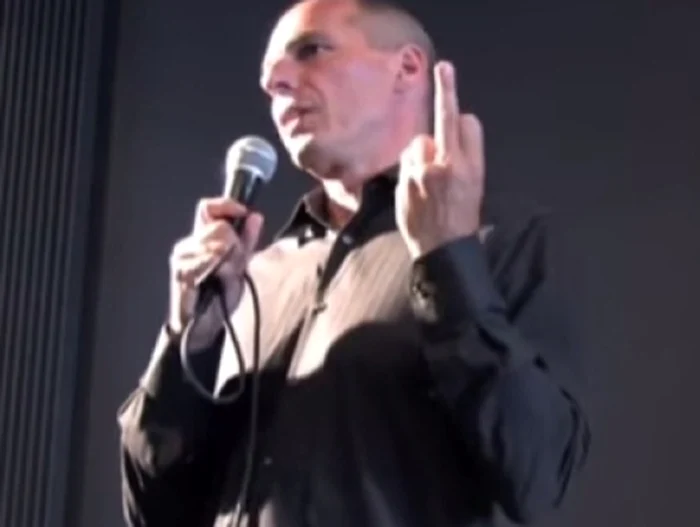 
    Ministrul grec al Finantelor, Yanis Varoufakis, a negat că ar fi făcut gestul obscencaptură: YouTube  