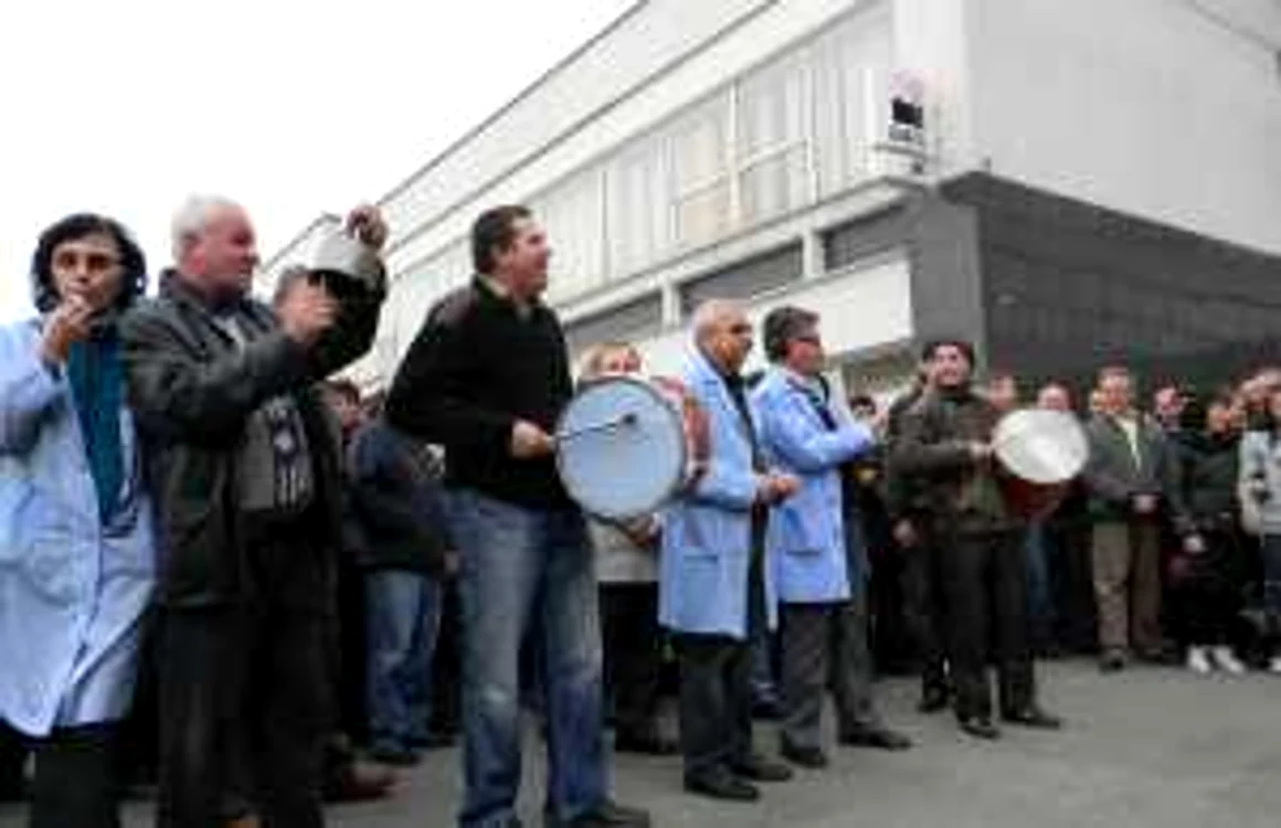 Protest cu fluiere, tălăngi şi tobe