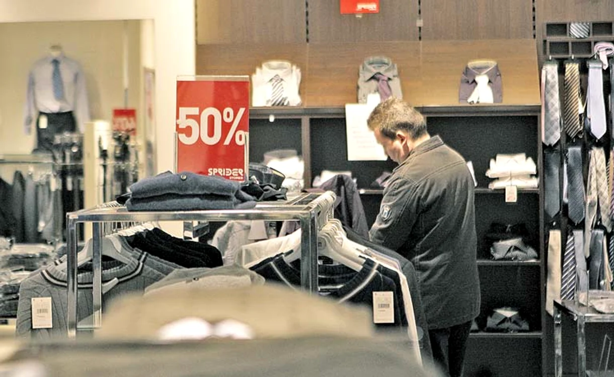 
    În magazinul de îmbrăcăminte  am jucat rolul unui client  interesat de cămăși și cravate  