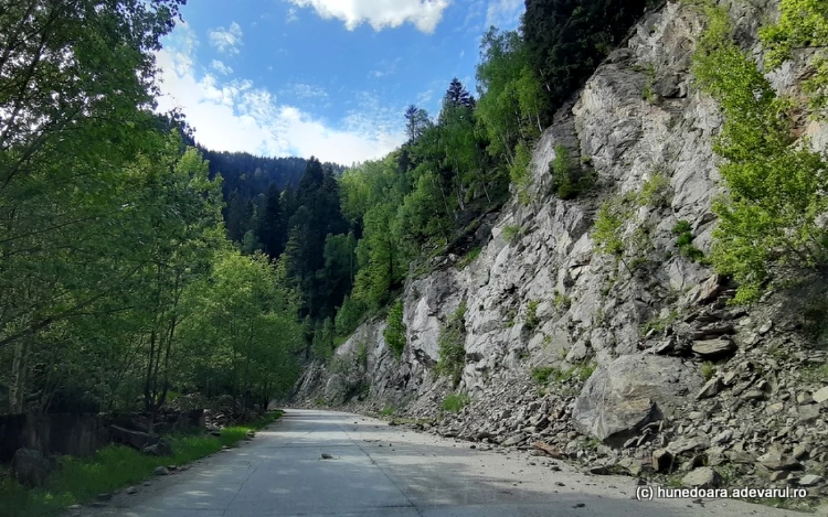 Drumul spre Parcul Naţional Retezat (DJ 685) este o adevărată aventură pentru turişti. ADEVĂRUL