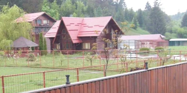 Vila lui Căncescu este îmtr-un decor natural superb la poalele munţilor