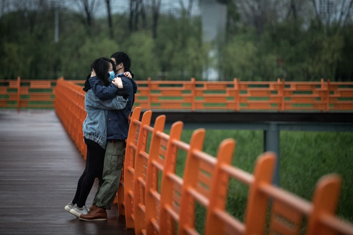 Doi îndrăgostiți savurează un moment de libertate în parcul Jiangtan, din Wuhan, după ce acesta a fost redeschis în 26 martiefoto: GettyImages