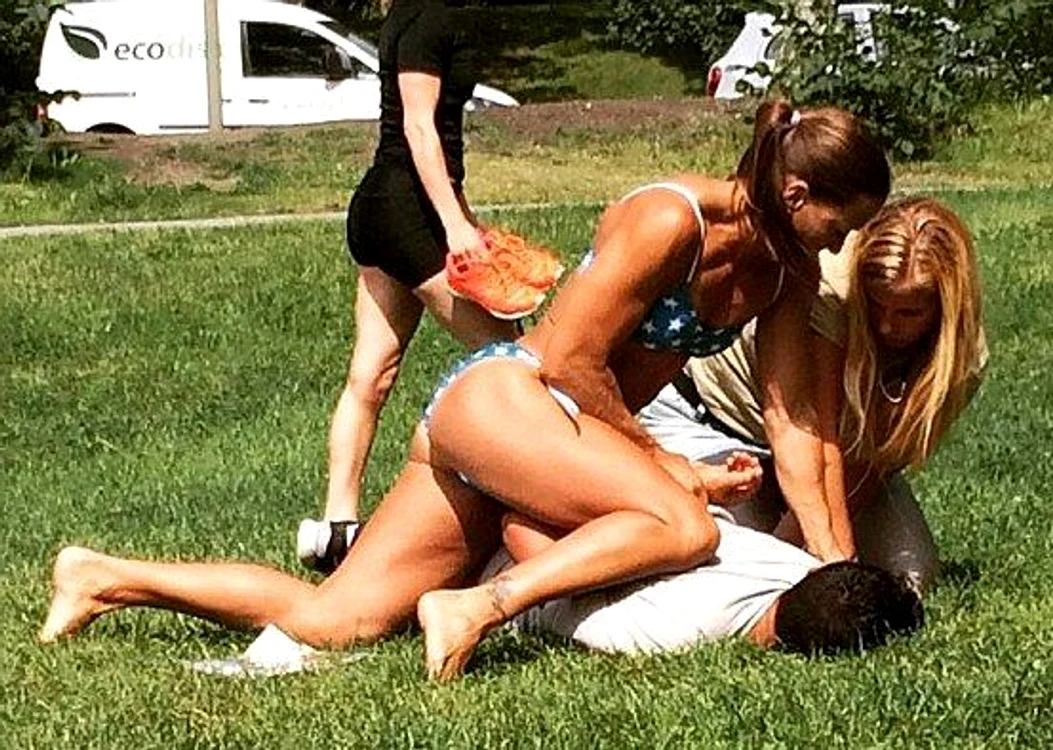 
    Mikaela se antrenează în fiecare zi și luptă cot la cot cu bărbațiiFoto: Instagram  