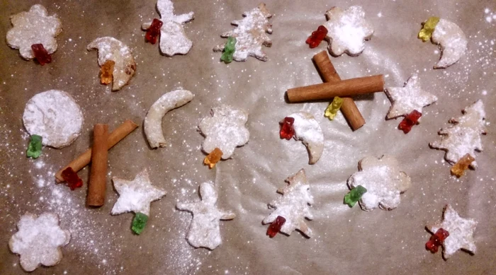 
    Fursecuri cu nuci şi scorţişoară  