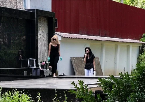Mihaela face curățenie ca la ea în curte: dă cu mopul, șterge praful. foto: paparazzi Click!