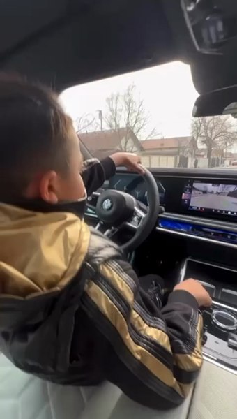 Copil de 10 ani, filmat la volanul unui BMW. Conduce pe o stradă cu aproape 160 km/oră și ascultă manele