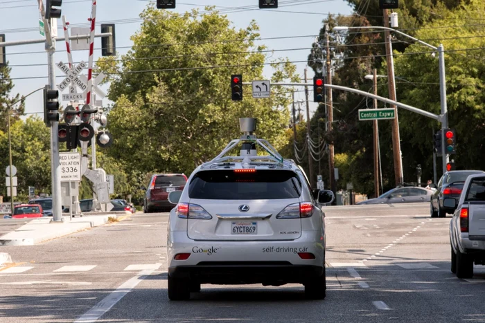 Maşina Google se plimbă prin California