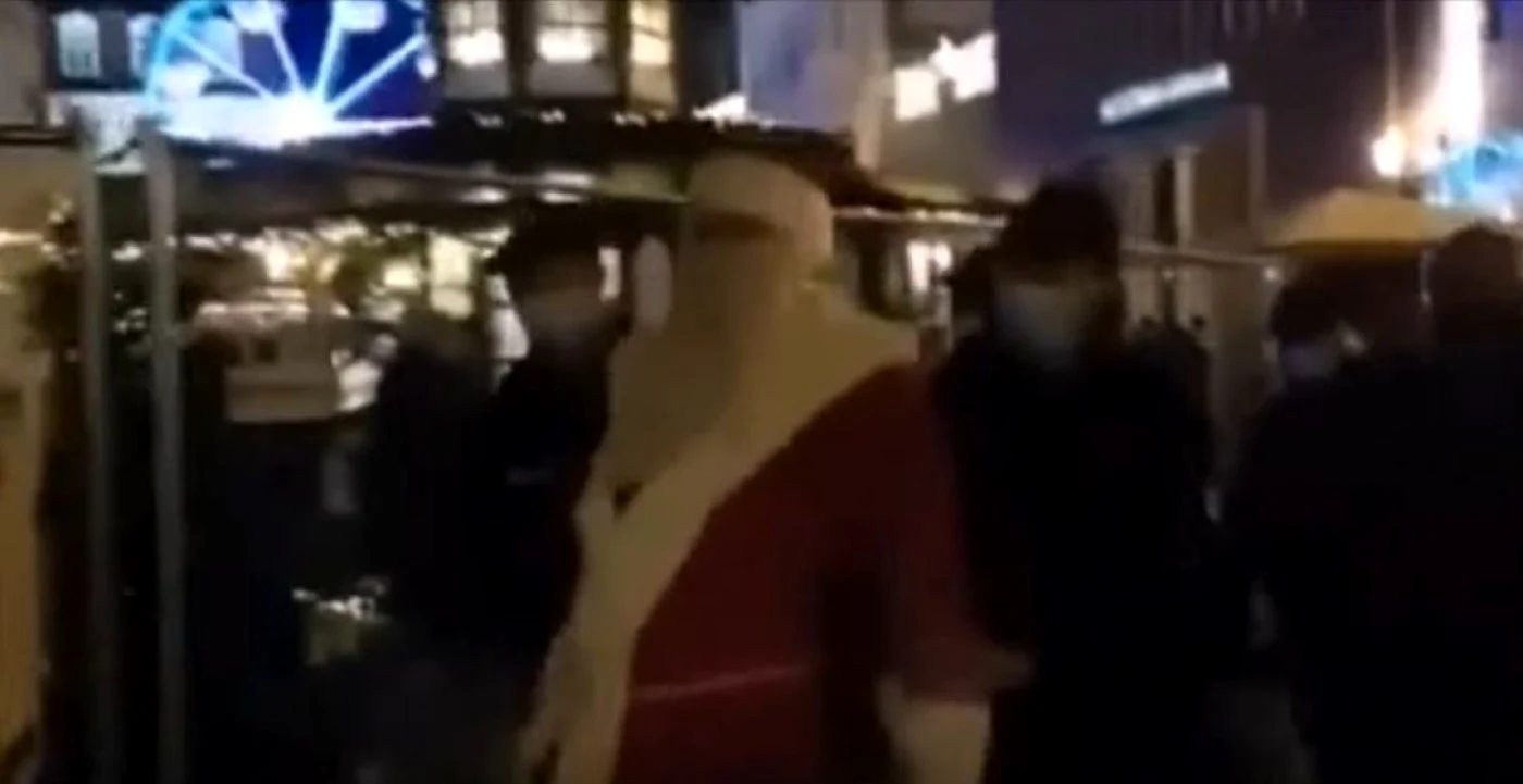 „Moş Crăciun”a fost reţinut de poliţişti pentru că nu purta mască. FOTO: captură video