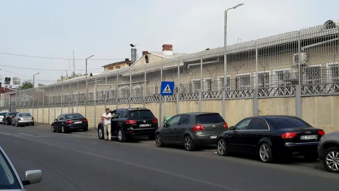 soferul lui pinalti il asteapta la iesirea din puscarie foto diana frincu