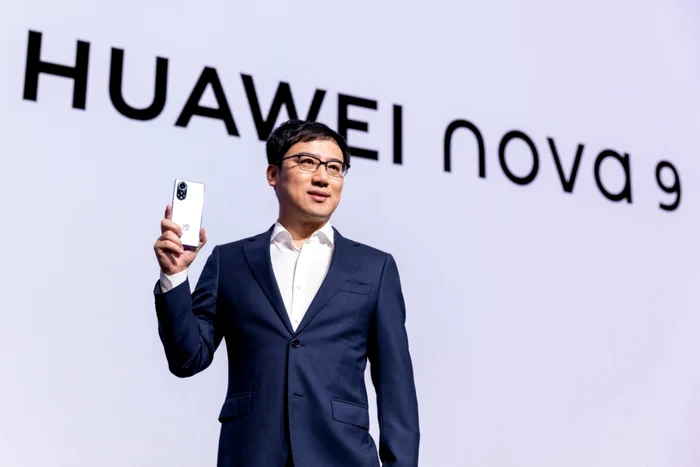 Derek Yu prezentând Huawei Nova 9.